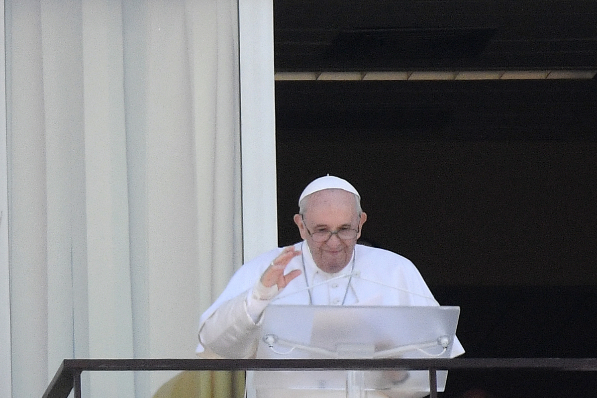 Papa Francisco reaparece en el hospital tras ser operado