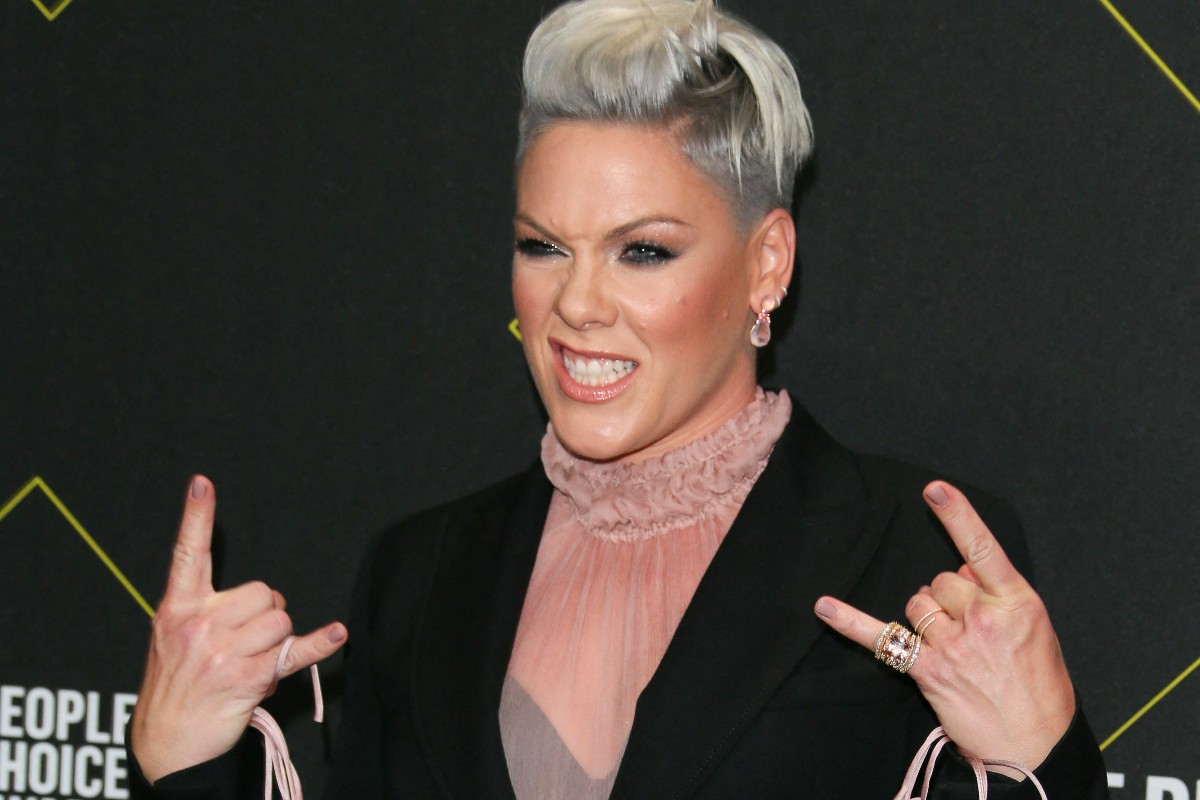 Pink ofrece pagar multa de atletas penalizadas por no usar bikini