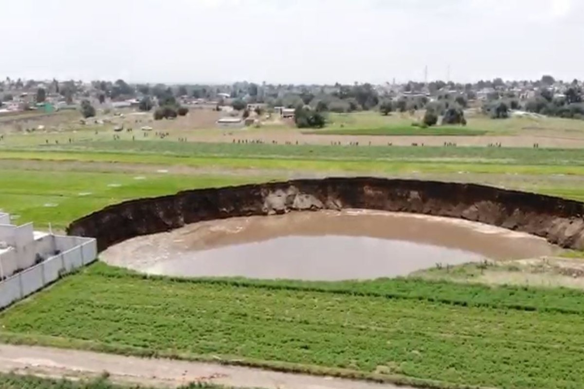 ¡Se vuelve atractivo turístico! Surge cascada en el socavón de Puebla