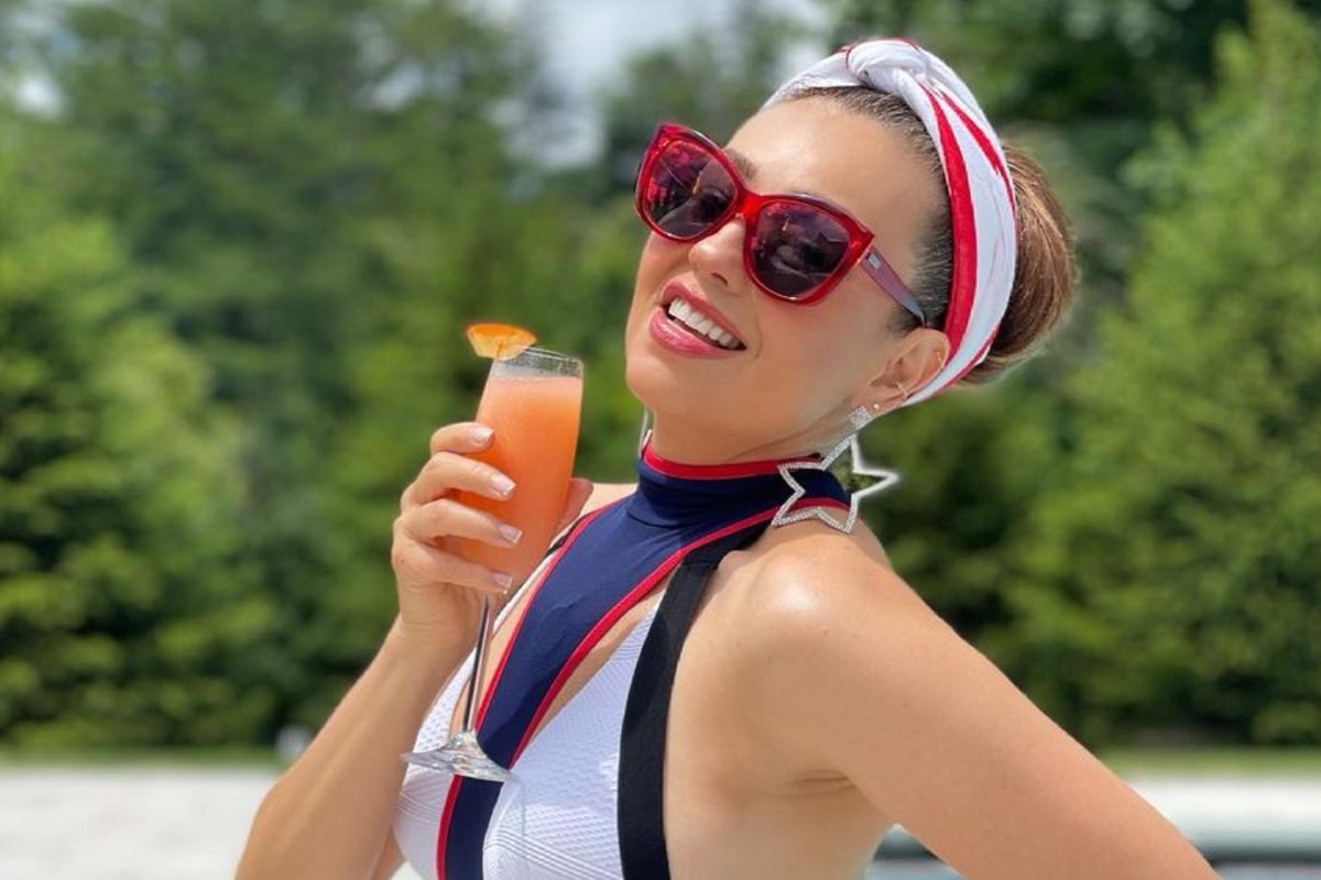 Thalía cautiva con impresionante traje de baño para el 4 de julio