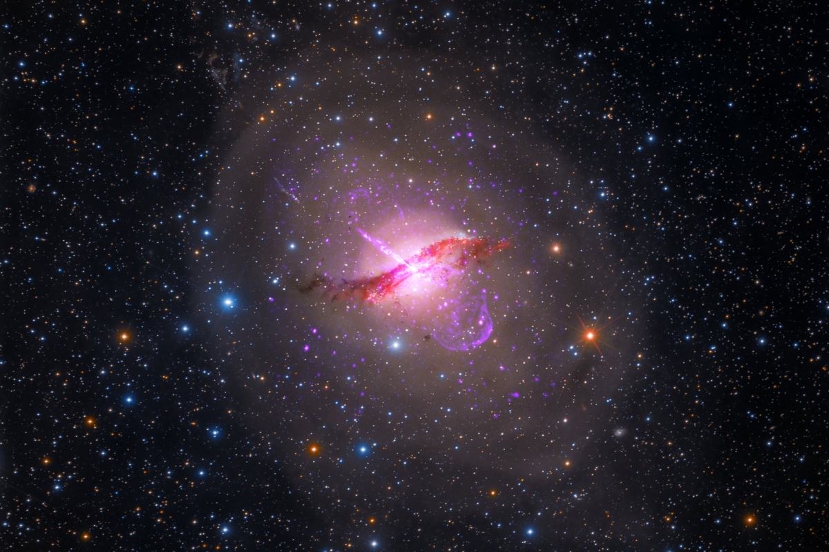 Captan increíble imagen de un agujero negro y un chorro de plasma en la galaxia Centauro A