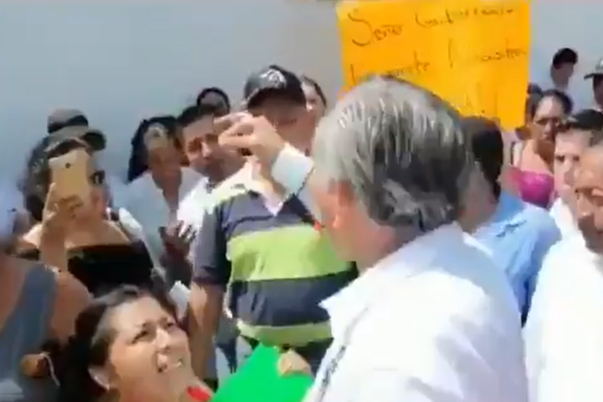 Adán Augusto López manotea a manifestantes en escuela de Tabasco