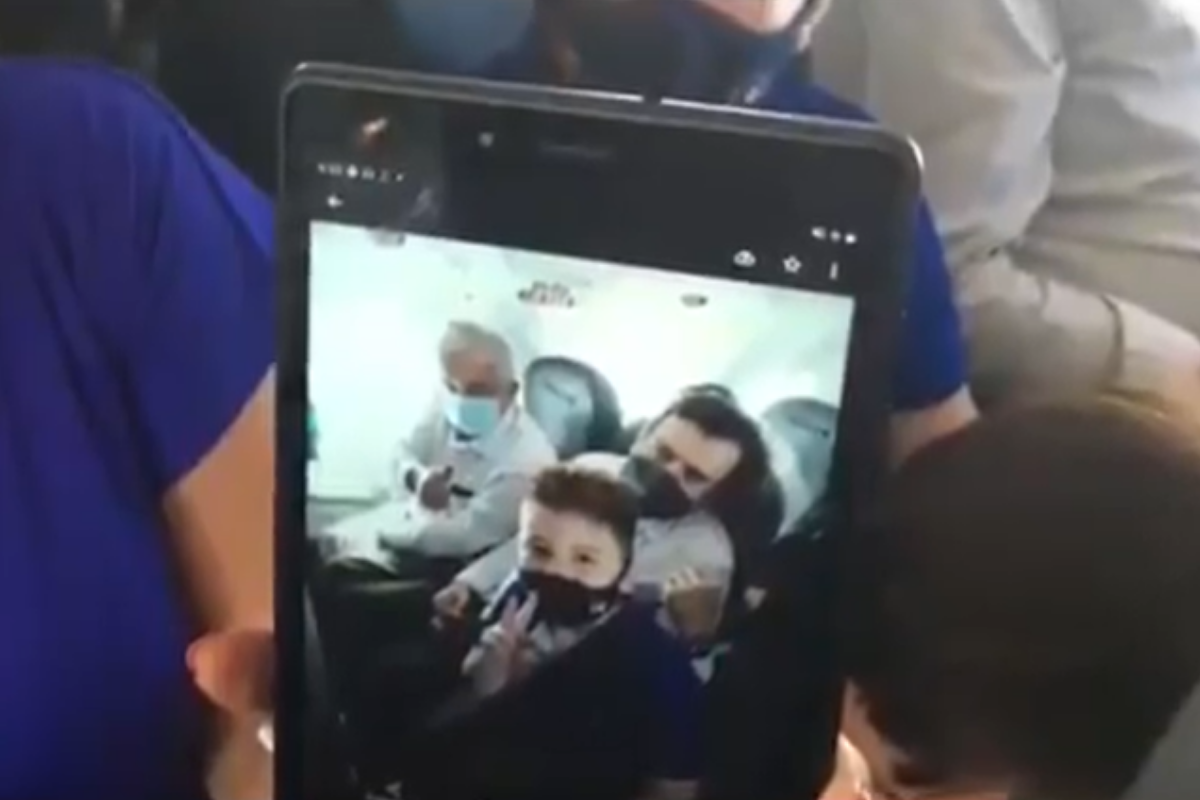 “Sentí mucha emoción”: Niño se toma foto con AMLO en vuelo rumbo a CDMX