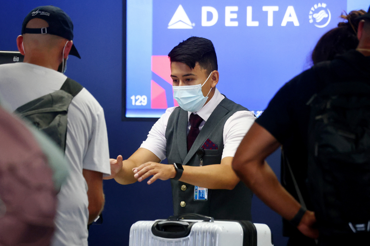 Aerolínea Delta descuenta 200 dólares por mes a empleados no vacunados contra Covid