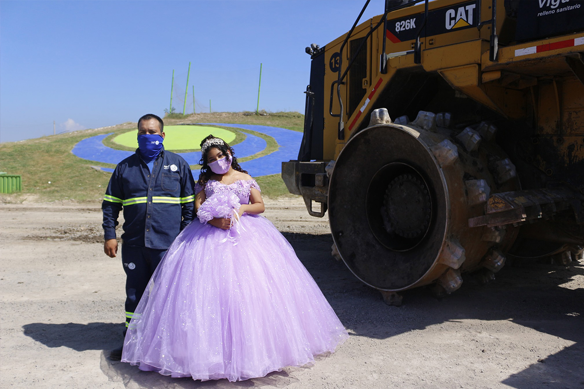 “No me da vergüenza”: quinceañera posa con orgullo en el basurero donde trabaja su papá