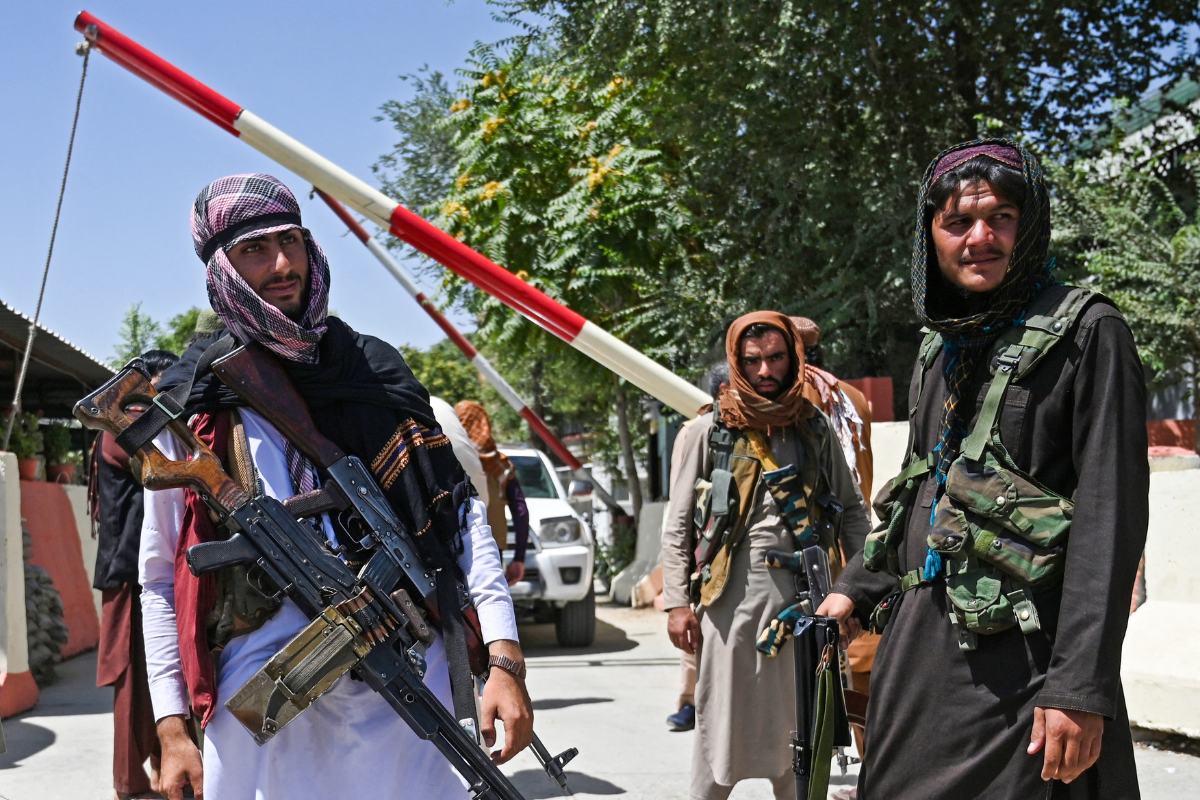 Pocas mujeres en las calles de Kabul mientras que talibanes patrullan en convoyes