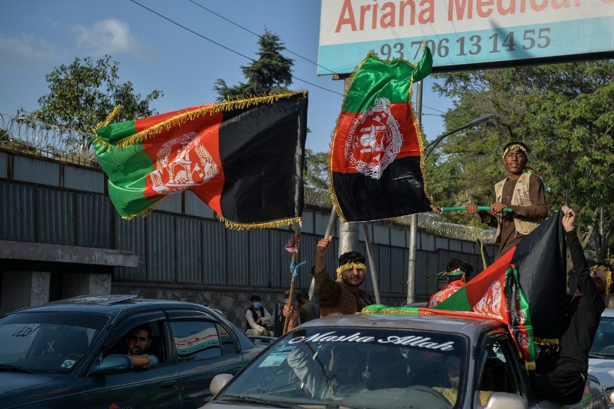 Manifestantes desafían a los talibanes ondeando la bandera afgana el Día de la Independencia