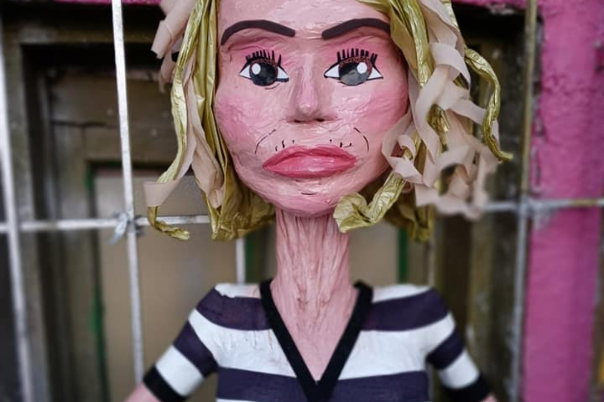 ¡Lo que faltaba! Lanzan piñata de Laura Bozzo encarcelada