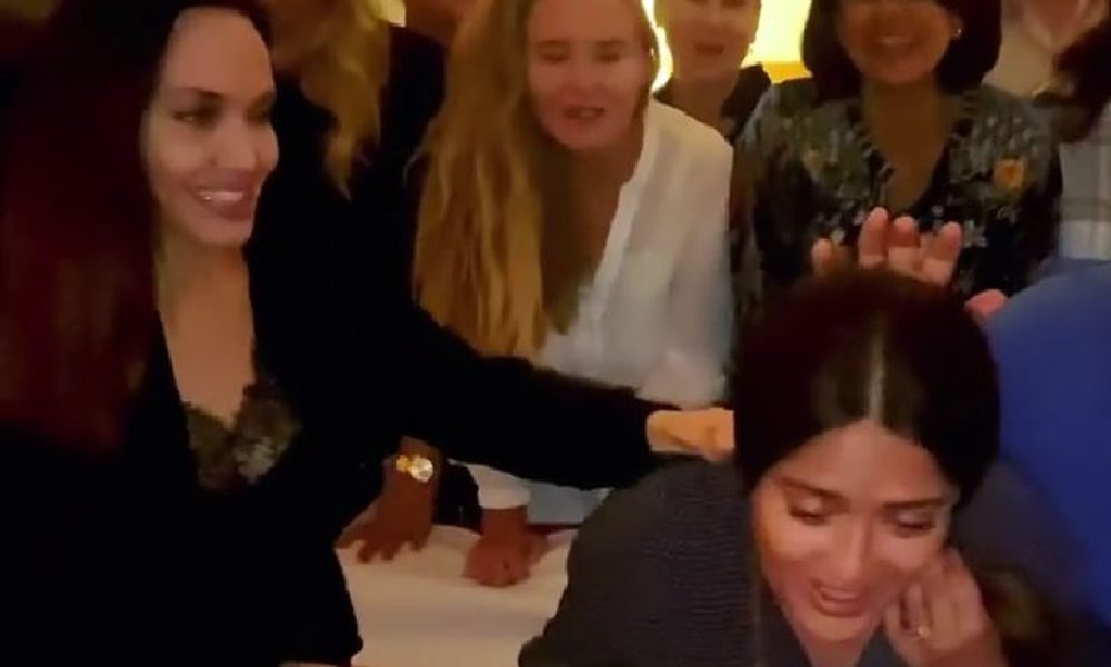 Angelina Jolie empuja a Salma Hayek a su pastel de cumpleaños