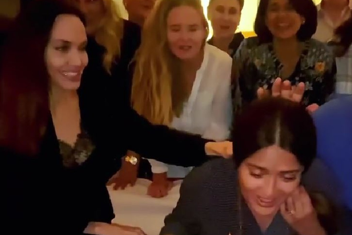 Angelina Jolie empuja a Salma Hayek a su pastel de cumpleaños