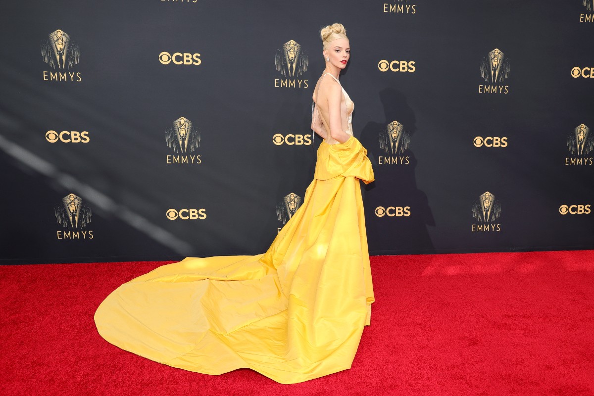 Anya Taylor-Joy y Kaley Cuoco deslumbran en la alfombra roja de los Emmys
