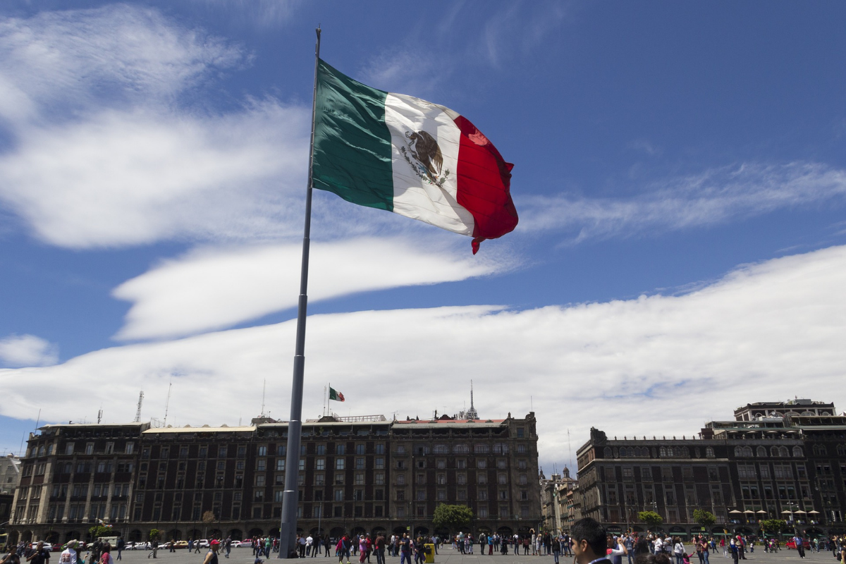 En memoria de los fallecidos del 19-S, AMLO iza bandera a media asta