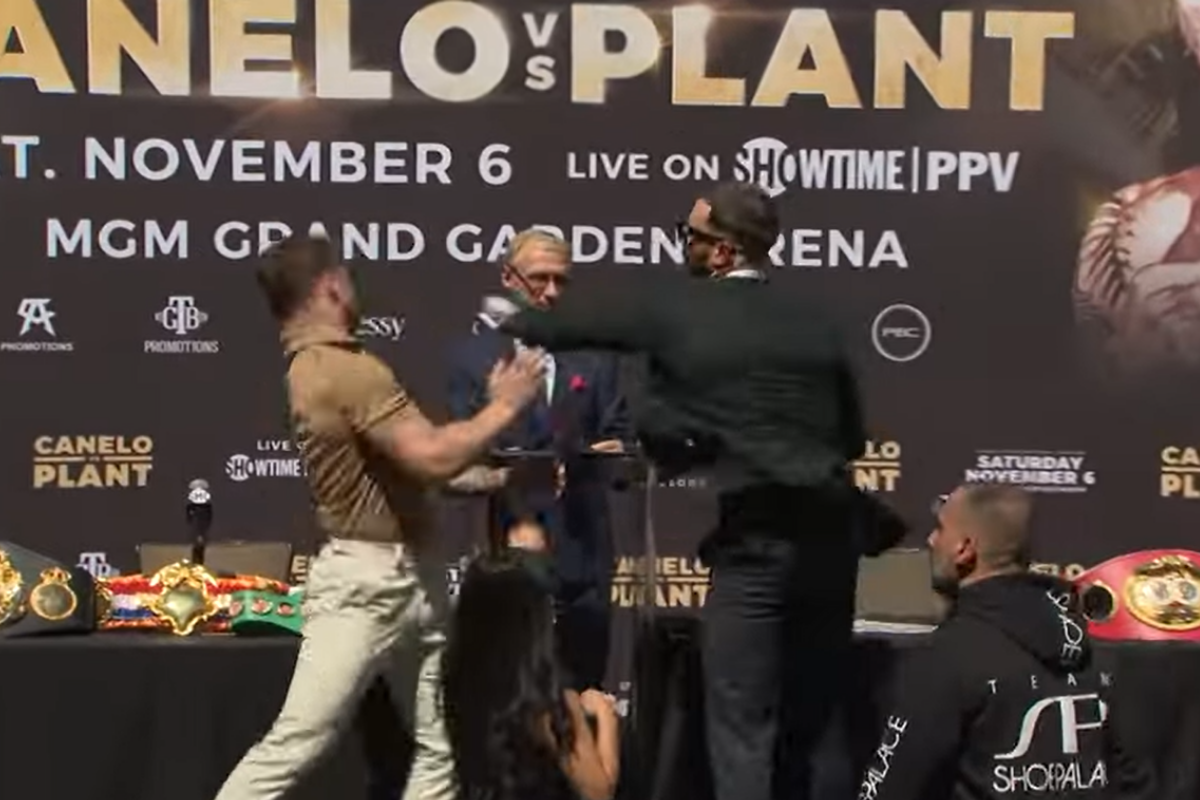 “Canelo” Álvarez se agarra a golpes con Caleb Plant durante careo en Los Ángeles