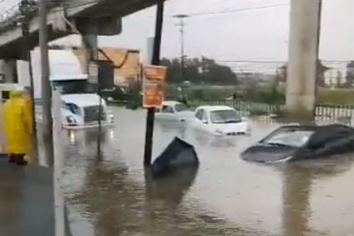 Fuertes inundaciones cubren autos en Coacalco