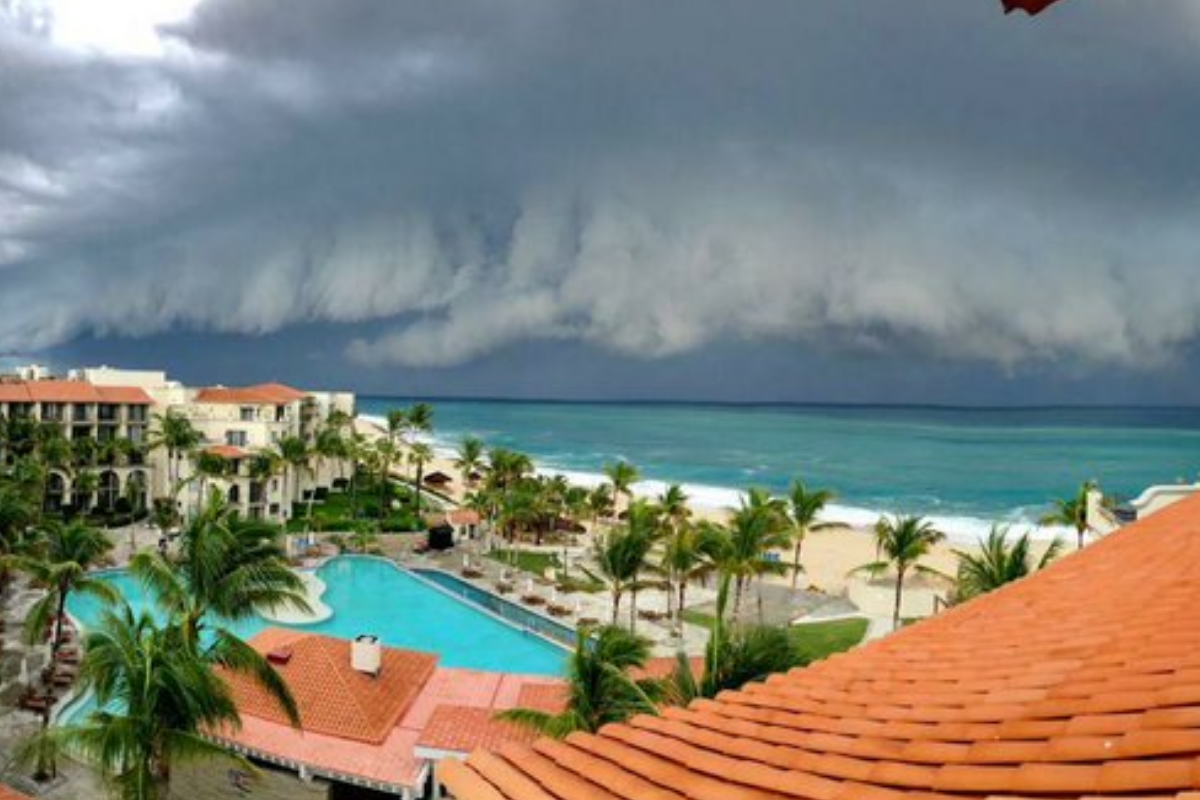 Nubes grises en el cielo y mareas altas se ven en Baja California Sur previo a la llegada de huracán Olaf