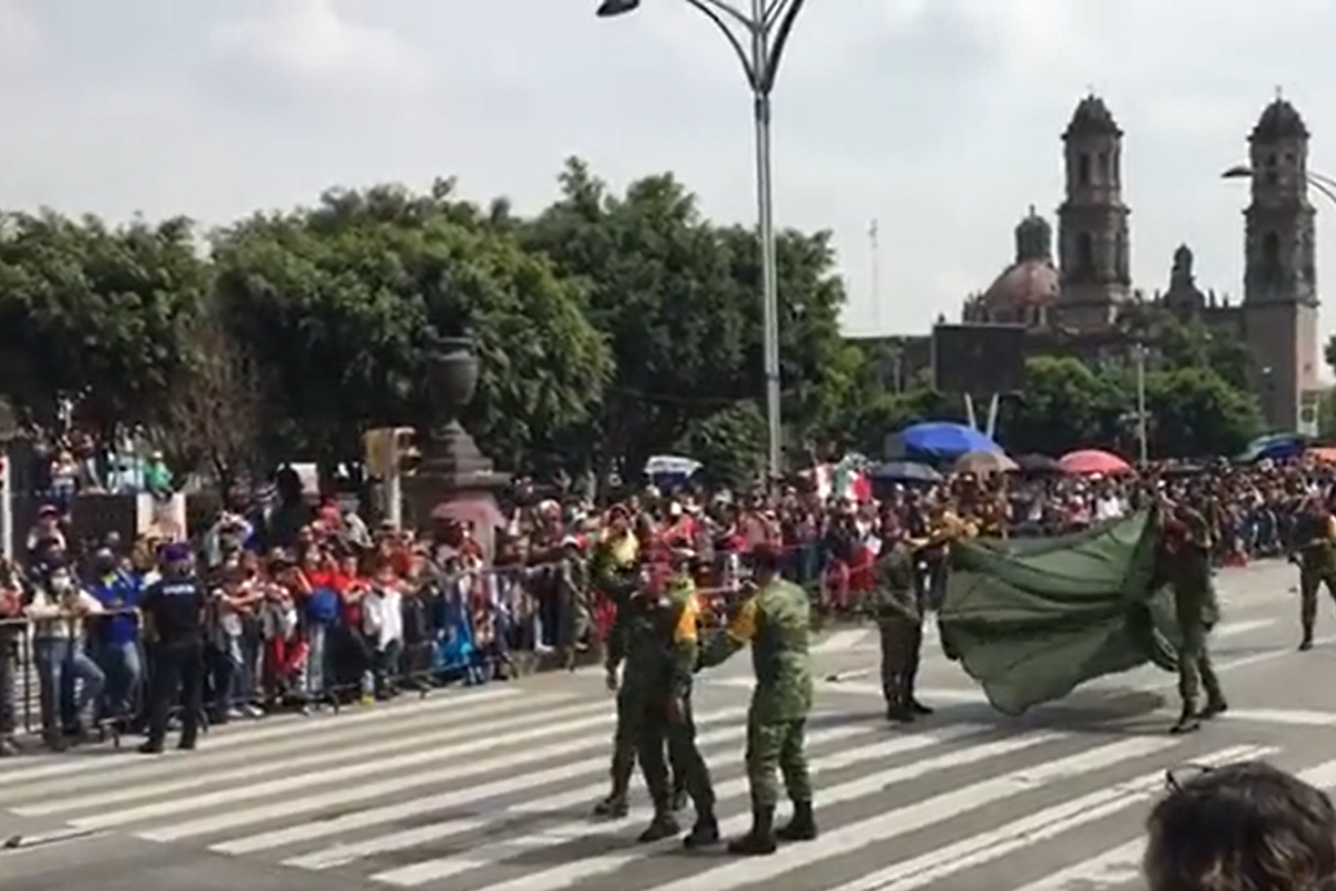 Turistas y habitantes de CDMX rompen protocolos sanitarios en Desfile Militar 2021