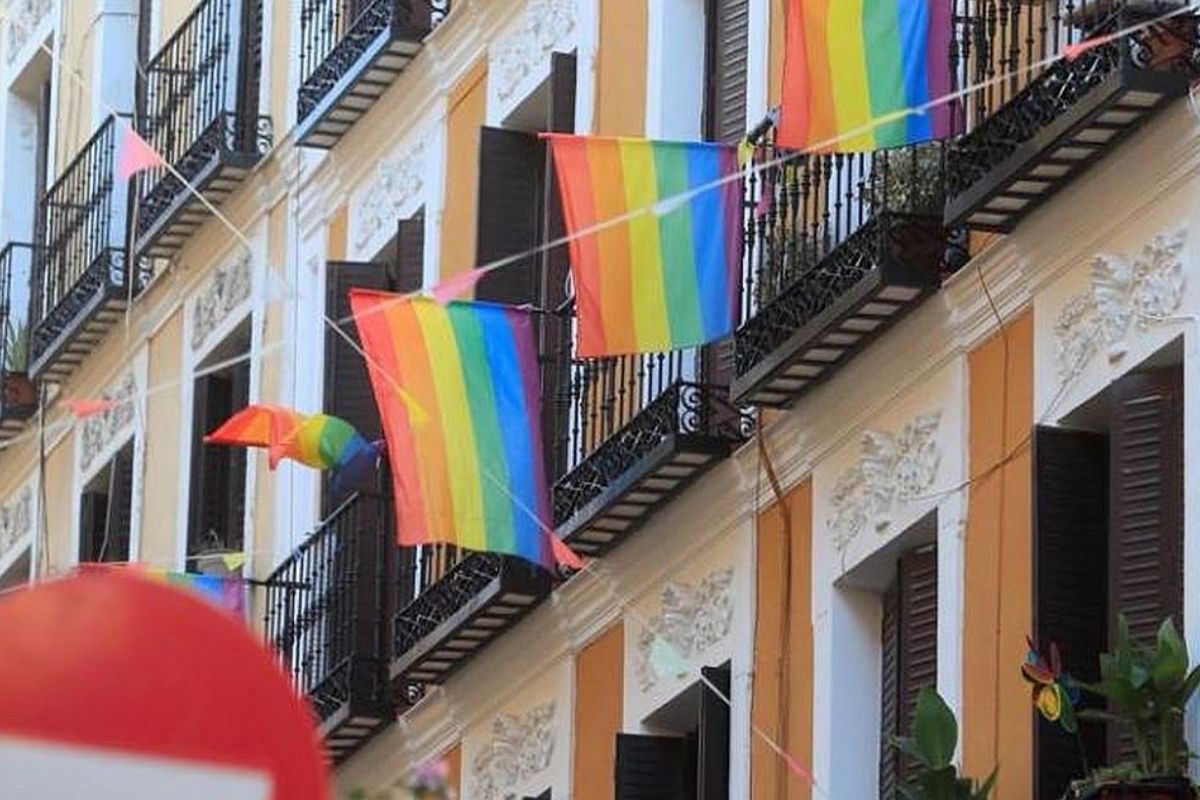 Joven de 20 años recibe ataque homofóbico por ocho personas en la entrada de su edificio