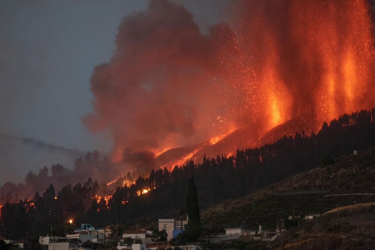 Volcán Cumbre Vieja entra en erupción en archipiélago de Canarias