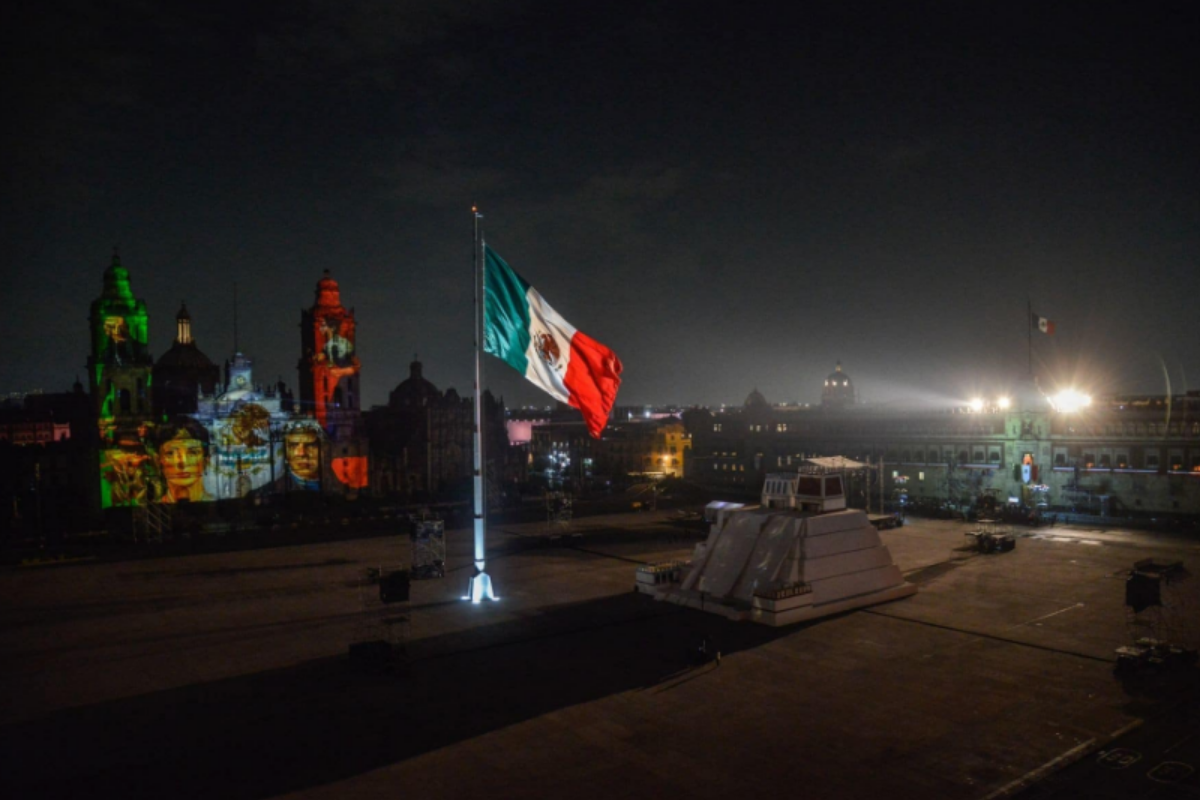 Alistan el Zócalo para la representación por el Bicentenario de la Independencia de México