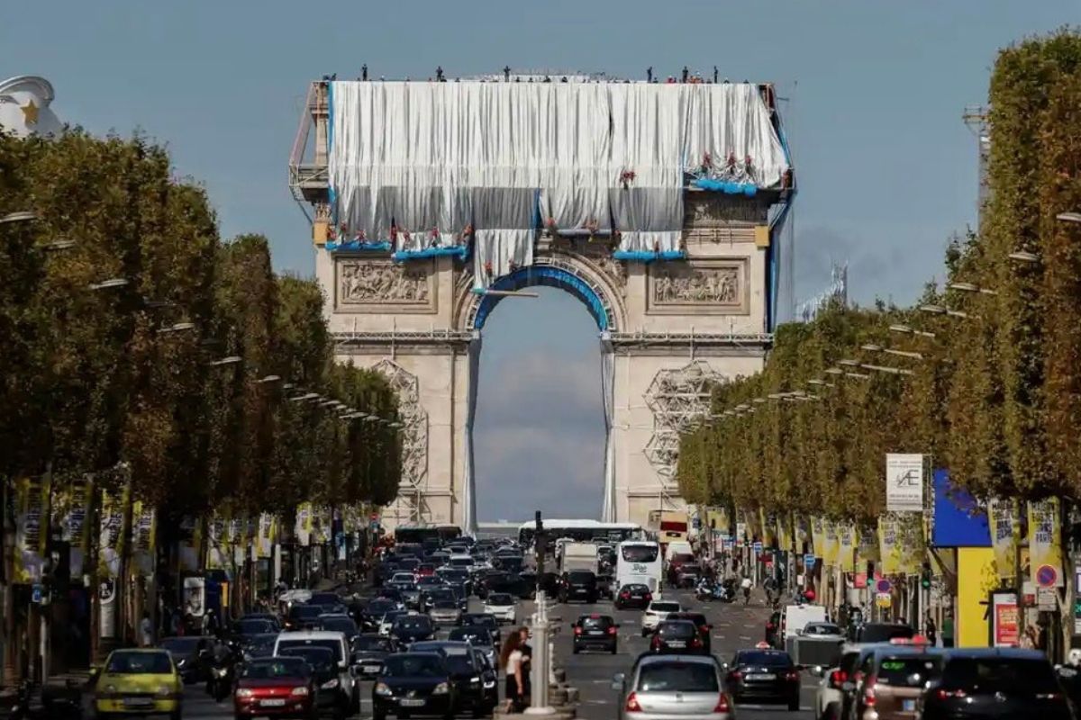 Empieza el “empaquetado” del Arco del Triunfo de París, obra póstuma del artista Christo