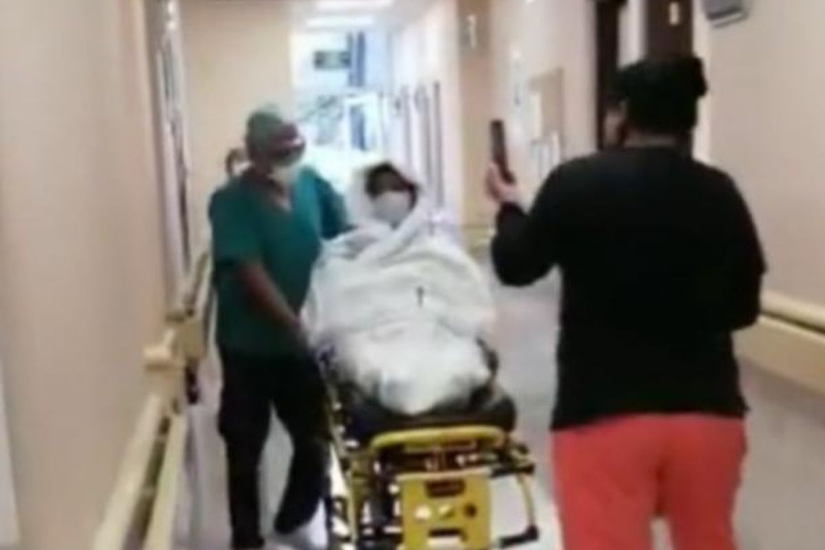 Exhiben a enfermero robando un concentrador de oxígeno de un abuelito con Covid-19