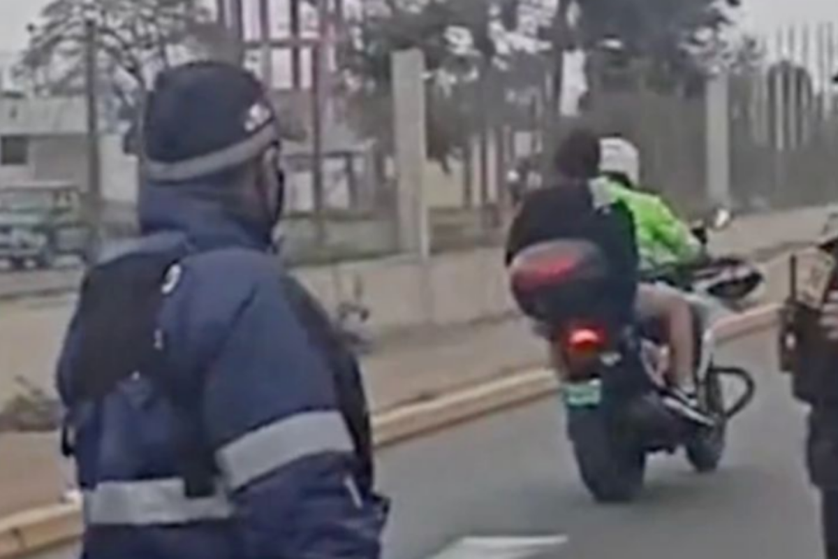 Policía se hace viral por darle “ride” a un joven para que llegara a su examen de admisión