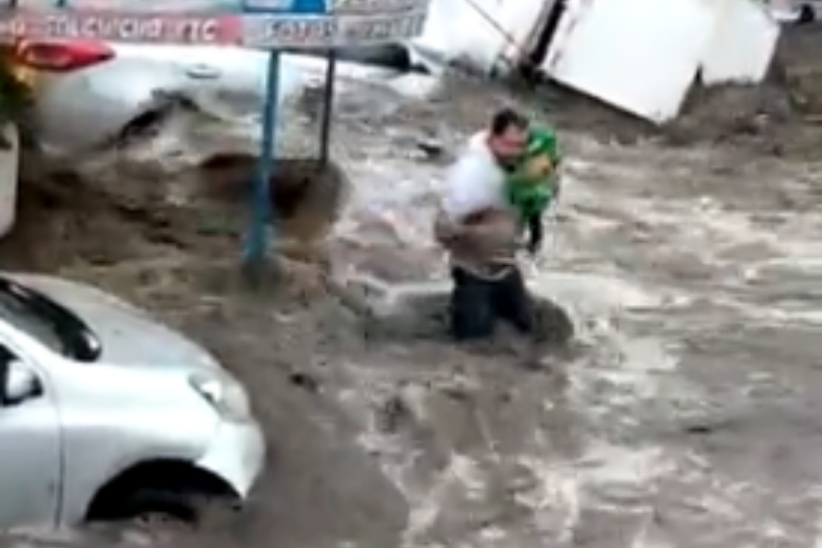 Un bebé rescatado y dos muertos tras fuertes lluvias en Ecatepec