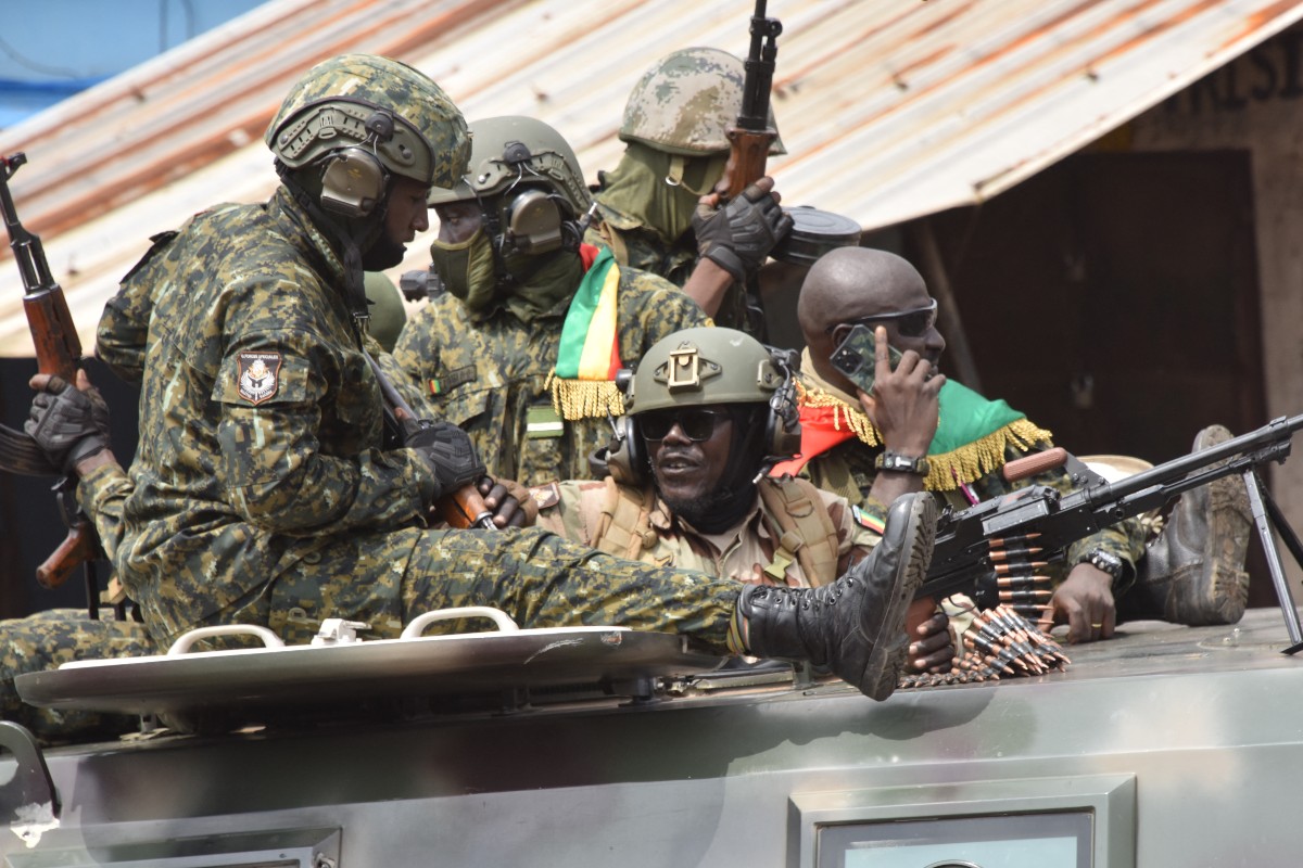 Militares dan golpe de Estado en Guinea, capturan al presidente