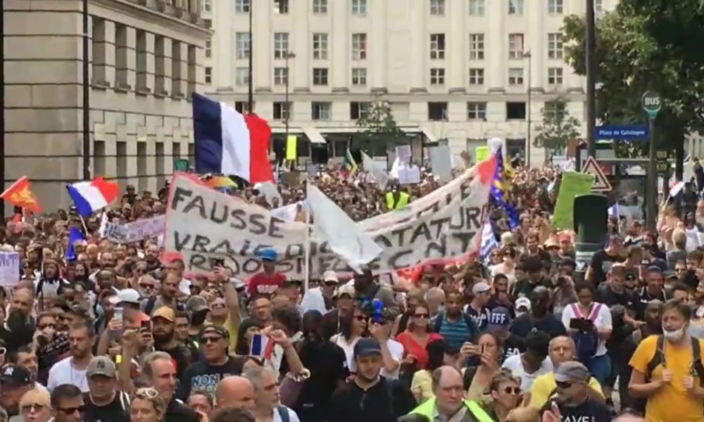 En Francia más de 120 mil personas se manifiestan contra el pase sanitario