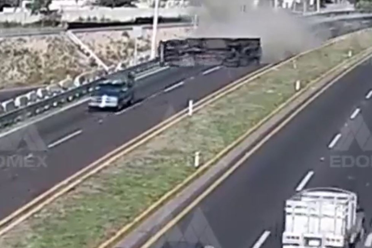 Tráiler a gran velocidad vuelca y derrapa en Texcoco; a punto de impactar otro auto