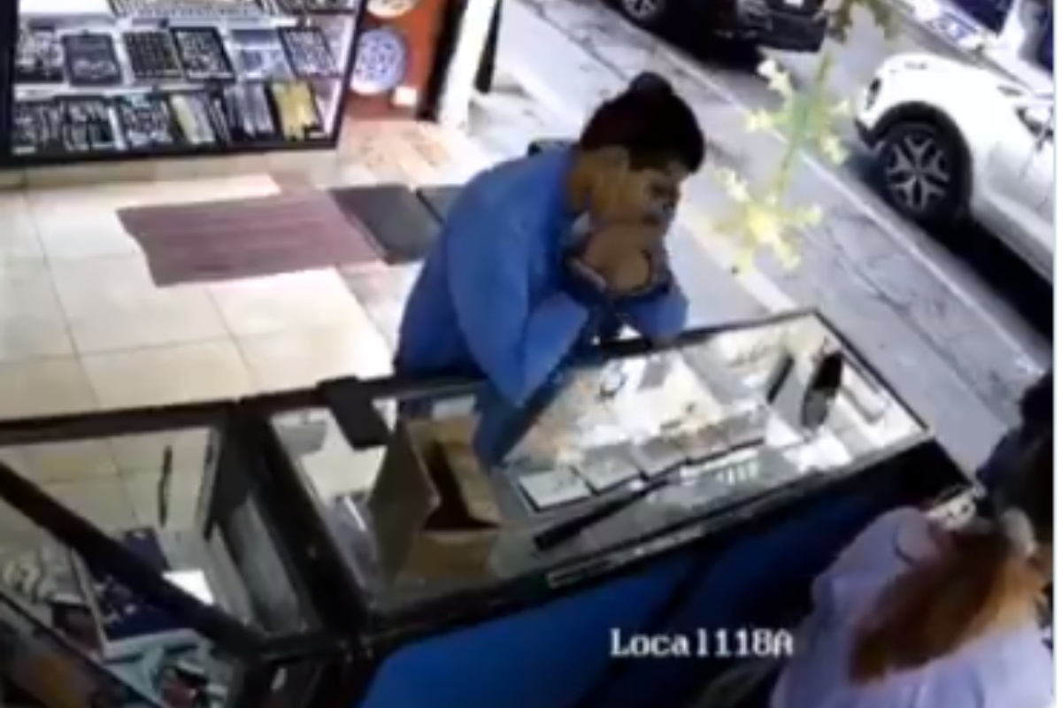 Ladrón se traga anillos de una joyería para robarlos