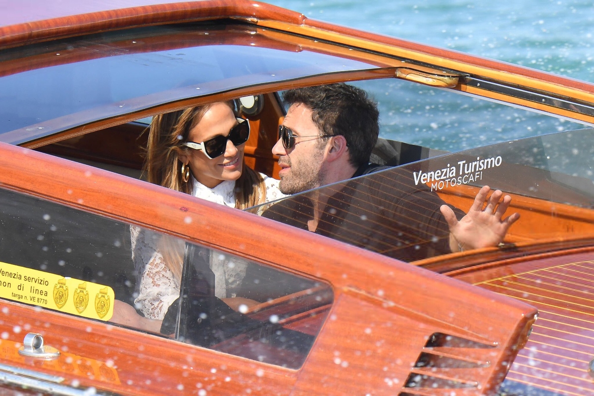 Jennifer López y Ben Affleck llegan juntos en taxi acuático a Venecia