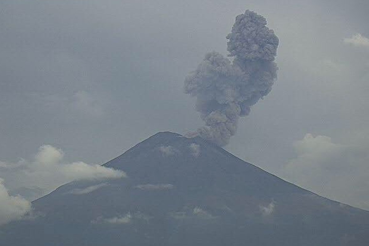 Volcán Popocatépetl lanza columna de kilómetro y medio de altura