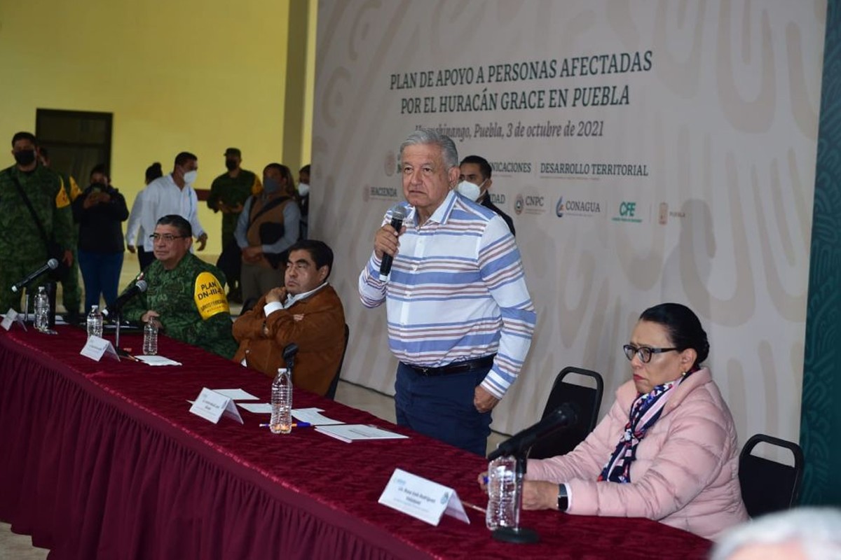 Manifestantes irrumpen en evento de AMLO, exigen apoyos por huracán Grace