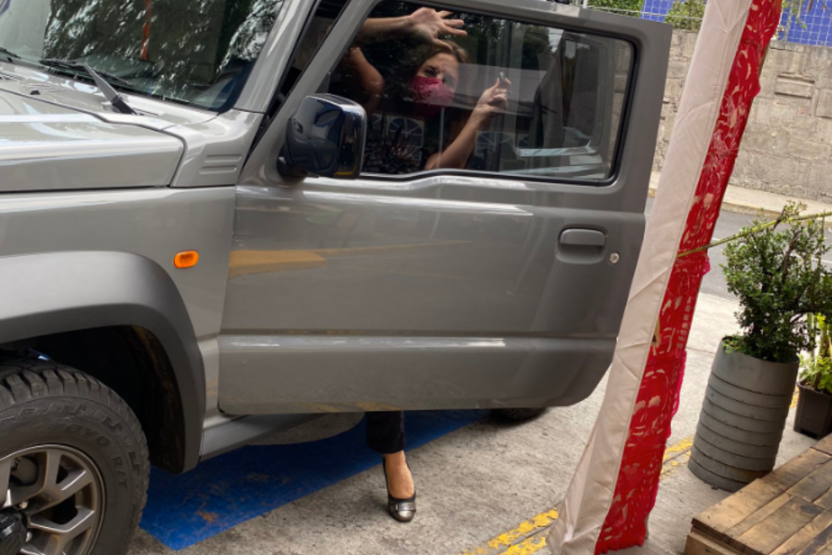 Mujer se estaciona en lugar para discapacitados y la bautizan como #LadyAcomplejado