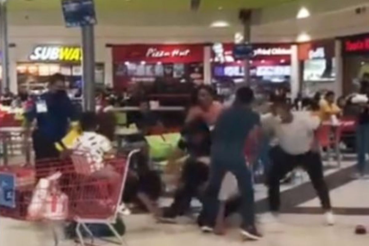 ¡Por una mesa! Dos familias se enfrentan a los golpes en un centro comercial en NL