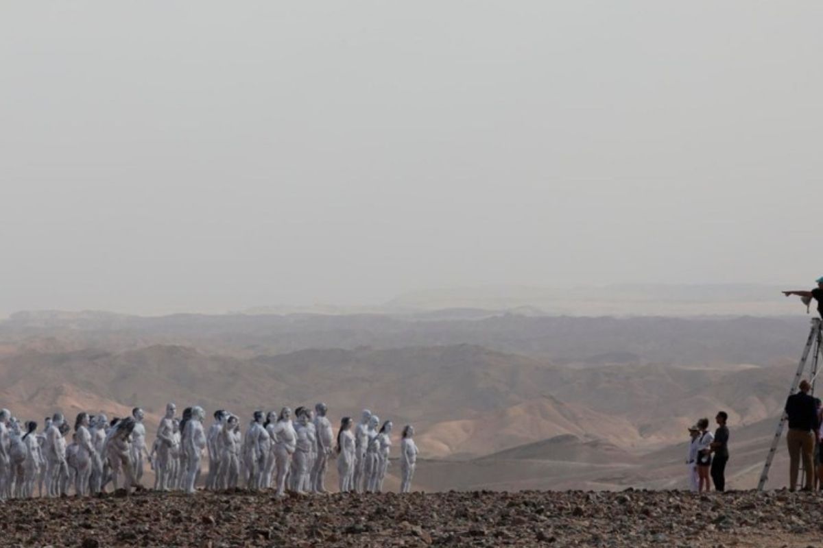 Centenares de personas desnudas pintadas de blanco posan para fotógrafo Tunick en el Mar Muerto