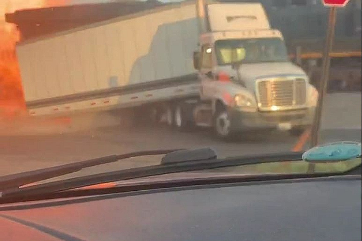 Tren embiste tráiler varado en vías y provoca llamarada