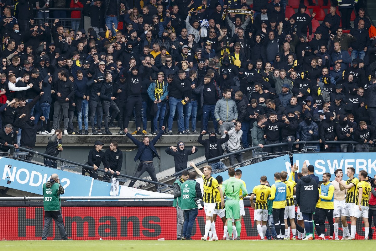 Se desploman gradas del estadio NEC Nijmegen durante festejos por victoria del Vitesse