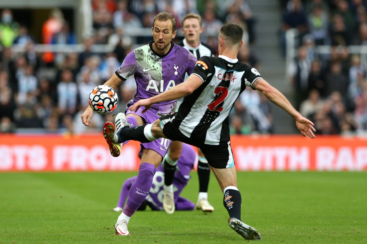 Aficionado sufre paro cardíaco en el Newcastle vs Tottenham y paran el juego