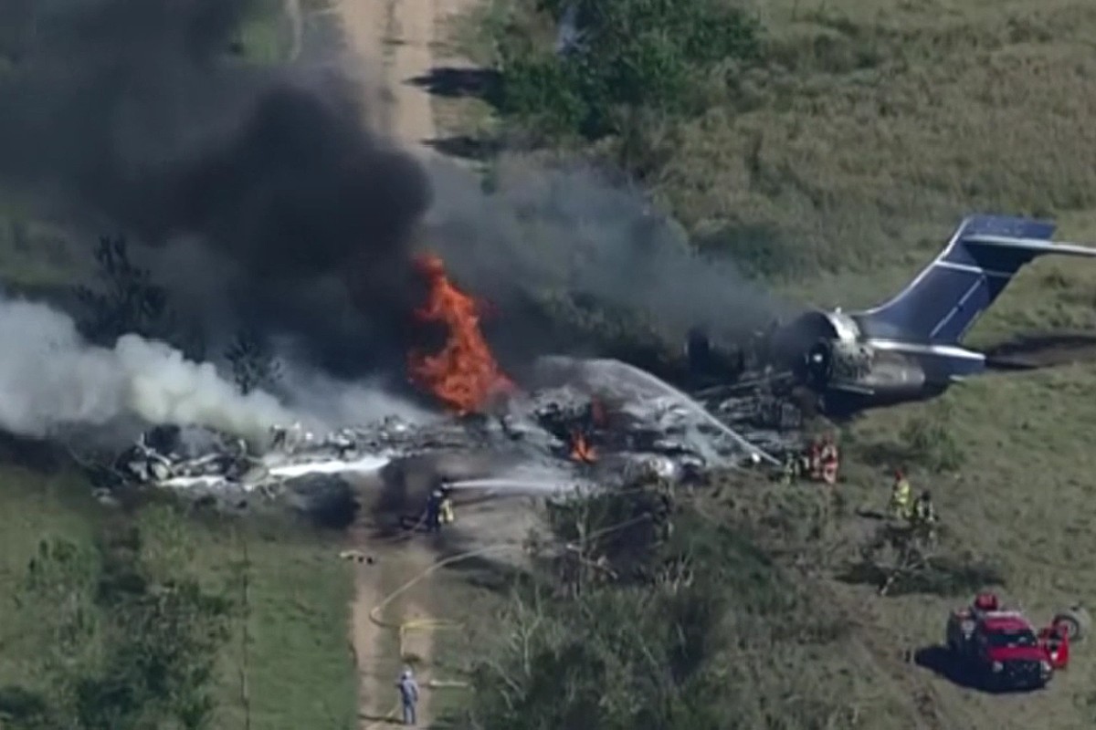 Avión se estrella con 21 pasajeros y lo consumen las llamas; todos sobreviven