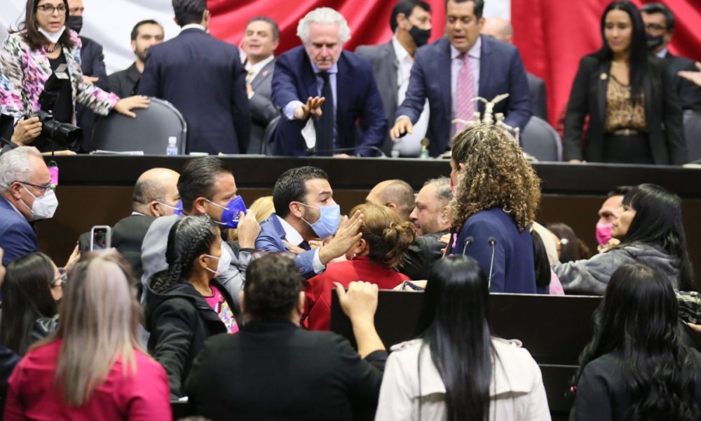 Se arman los golpes entre diputados durante debate de la Miscelánea Fiscal