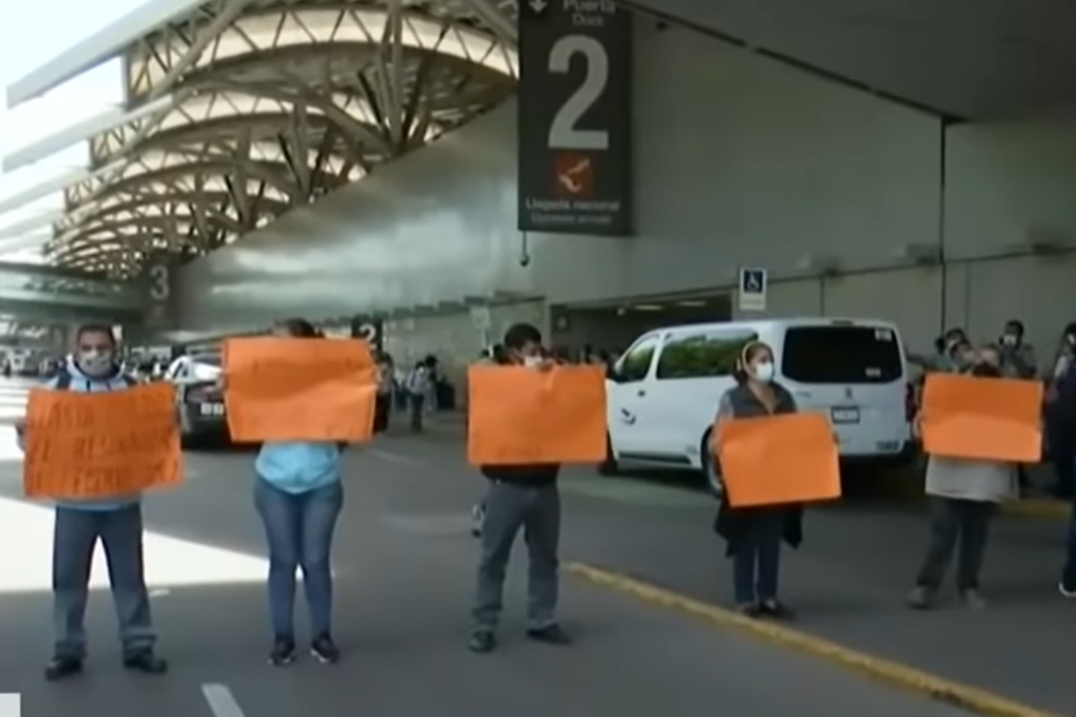 Padres de niños con cáncer anuncian manifestaciones semanales en el AICM