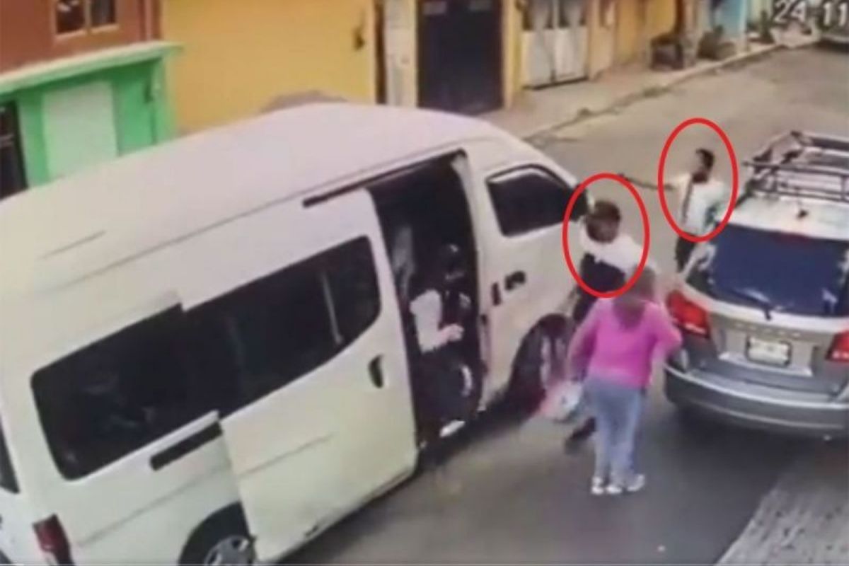 ¡Ahora en Iztapalapa! Captan asalto a punta de pistola a pasajeros de combi