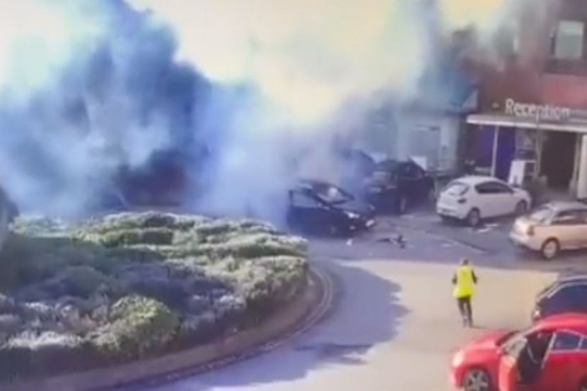 Captan momento exacto de la explosión de taxi afuera de un hospital en Inglaterra