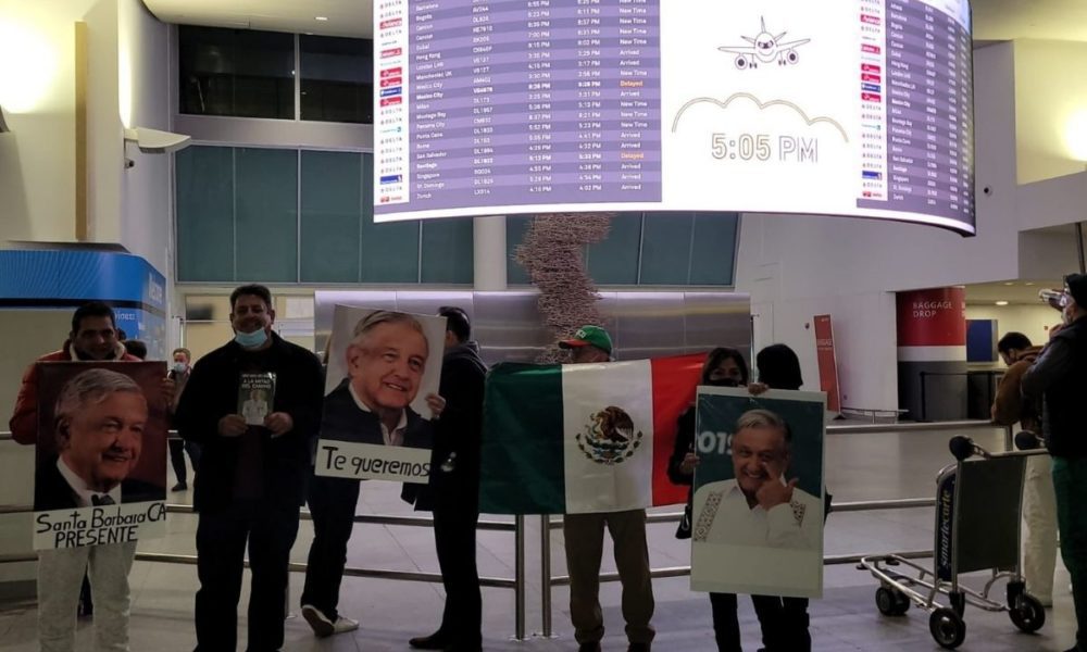 Con mariachis y porras, así recibieron a AMLO en NY