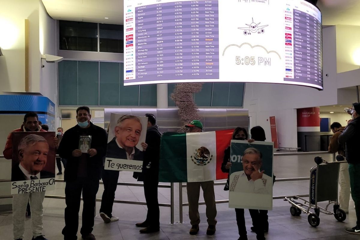 Con mariachis y porras, así recibieron a AMLO en NY