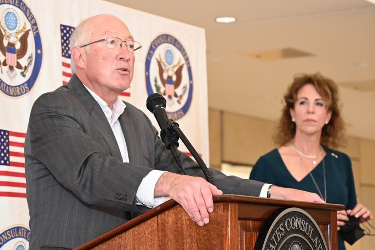 Ken Salazar acusa a líderes de caravana migrante de complicidad con criminales