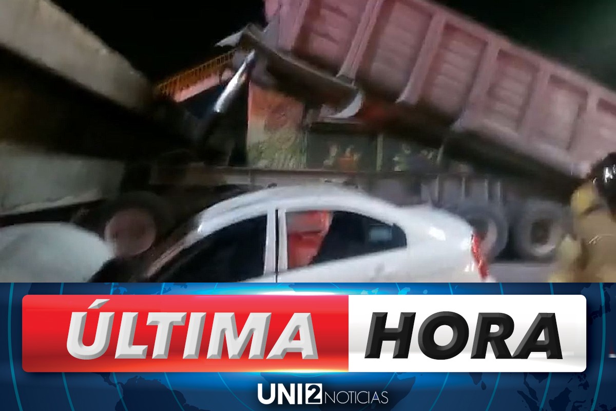 Puente peatonal se desploma sobre tráiler en la México-Texcoco