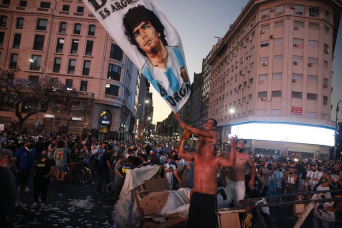 A un año de la muerte de Maradona, fans lo siguen recordando en todo el mundo